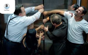 Khi mất điện lưới, thang máy sẽ dừng hoạt động ngay lập tức vì đây là thiết bị vận hành bằng điện 100%