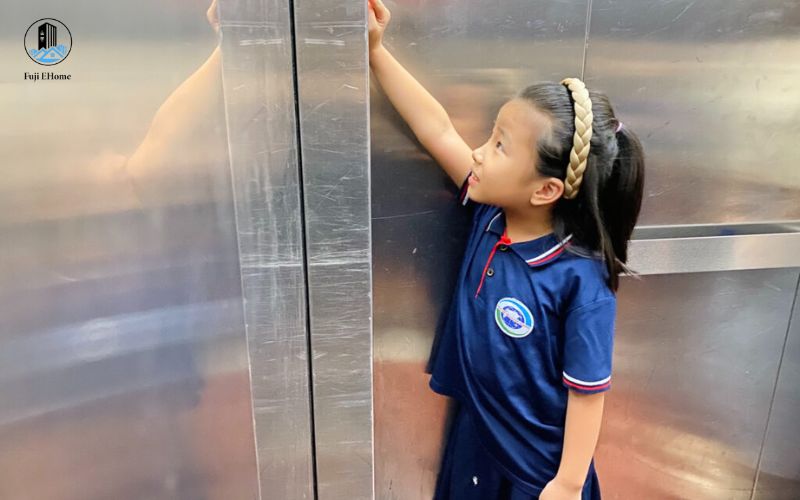 Không để trẻ tùy ý bấm nút điều khiển